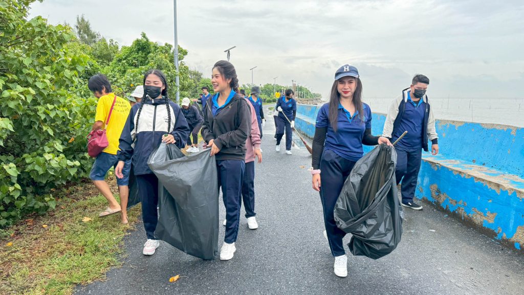 ทีมงานบริษัทยืนยง เอ็นเตอร์ไพรส์ จำกัด ร่วมกิจกรรม CSR เก็บขยะริมทะเลบางปู