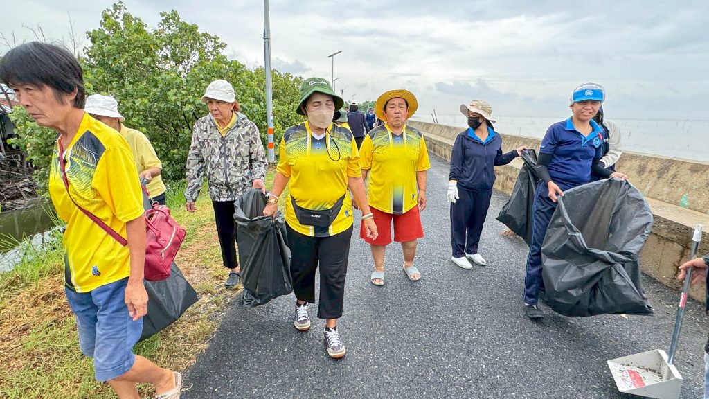 ทีมงานบริษัทยืนยง เอ็นเตอร์ไพรส์ จำกัด ร่วมกิจกรรม CSR เก็บขยะริมทะเลบางปู