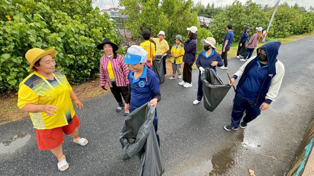 ทีมงานบริษัทยืนยง เอ็นเตอร์ไพรส์ จำกัด ร่วมกิจกรรม CSR เก็บขยะริมทะเลบางปู