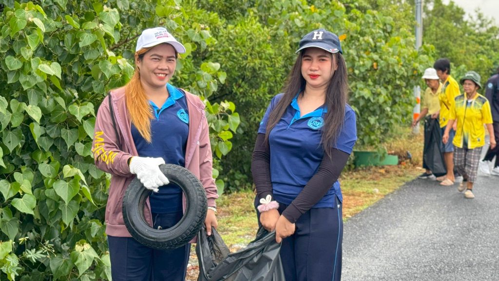 ทีมงานบริษัทยืนยง เอ็นเตอร์ไพรส์ จำกัด ร่วมกิจกรรม CSR เก็บขยะริมทะเลบางปู