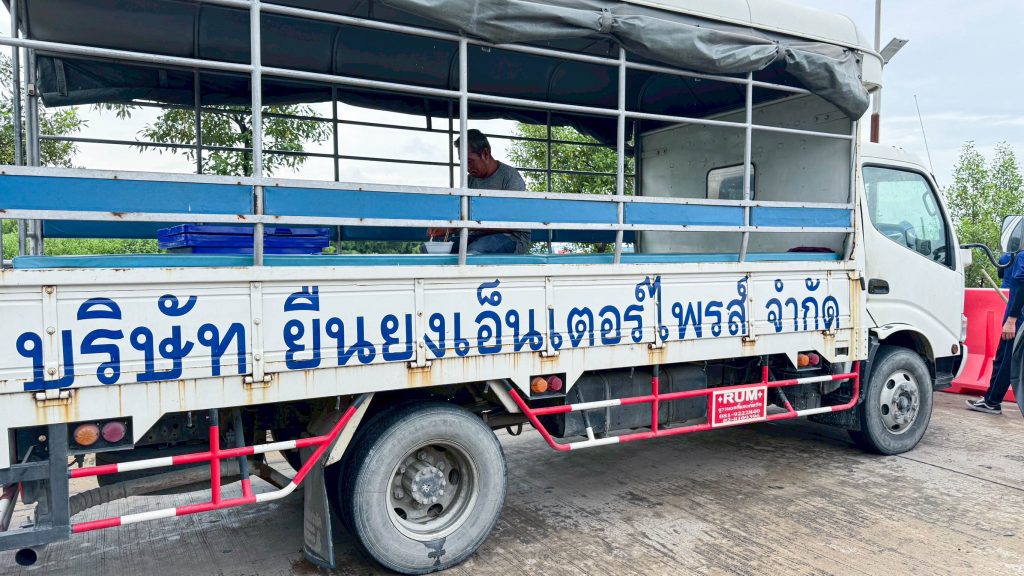 ทีมงานบริษัทยืนยง เอ็นเตอร์ไพรส์ จำกัด ร่วมกิจกรรม CSR เก็บขยะริมทะเลบางปู