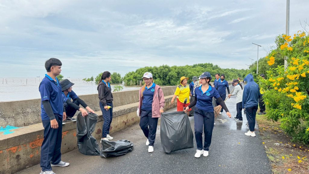 ทีมงานบริษัทยืนยง เอ็นเตอร์ไพรส์ จำกัด ร่วมกิจกรรม CSR เก็บขยะริมทะเลบางปู