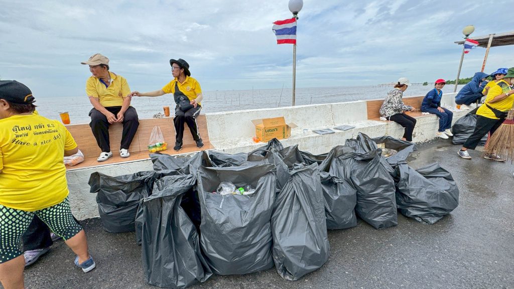 ทีมงานบริษัทยืนยง เอ็นเตอร์ไพรส์ จำกัด ร่วมกิจกรรม CSR เก็บขยะริมทะเลบางปู