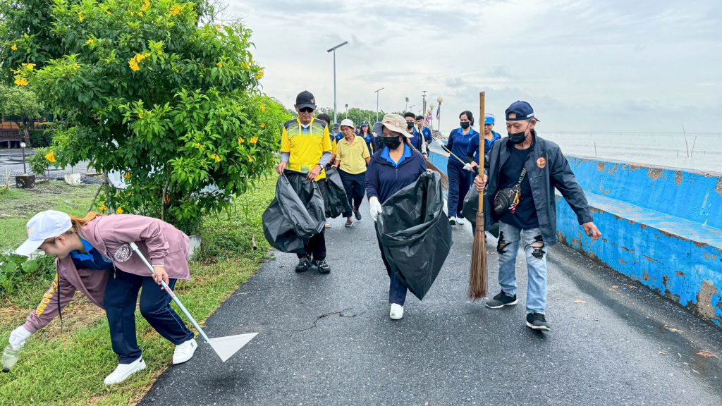ทีมงานบริษัทยืนยง เอ็นเตอร์ไพรส์ จำกัด ร่วมกิจกรรม CSR เก็บขยะริมทะเลบางปู