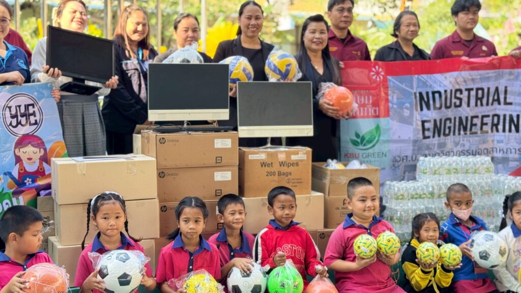 ตัวแทนบริษัท ยืนยง เอ็นเตอร์ไพร์ส จำกัด ถ่ายภาพร่วมกับคณะครูและนักเรียนในกิจกรรมสนับสนุนการศึกษาและพัฒนาคุณภาพชีวิตเยาวชน