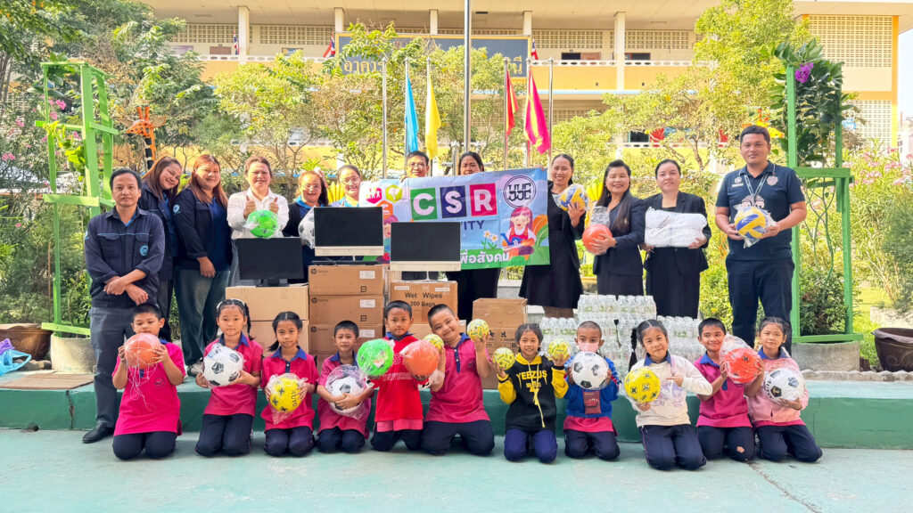 นักเรียนโรงเรียนบ้านคลองหลวงใช้งานคอมพิวเตอร์ที่ได้รับจากโครงการส่งต่อโอกาสเพื่อการเรียนรู้และสุขภาพที่ดี