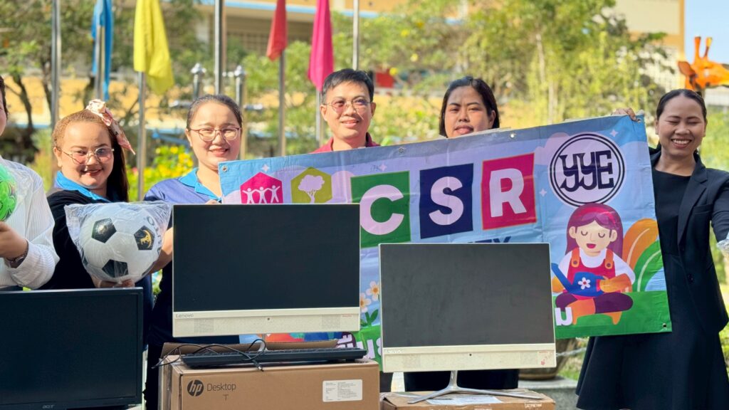 พิธีส่งมอบคอมพิวเตอร์และอุปกรณ์กีฬาจากบริษัท ยืนยง เอ็นเตอร์ไพร์ส จำกัด ให้แก่โรงเรียนบ้านคลองหลวง ในโครงการเพื่อการเรียนรู้และสุขภาพที่ดี